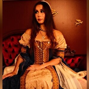 Italian Renaissance Courtesan Dress (Accessories Included)